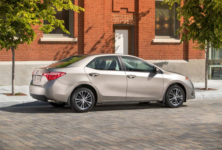  Toyota Corolla LE 2016 года  (US) (фото 2 из 17)